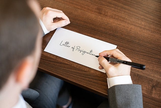 Hombre escribiendo su dimisión Hombre escribiendo su dimisión