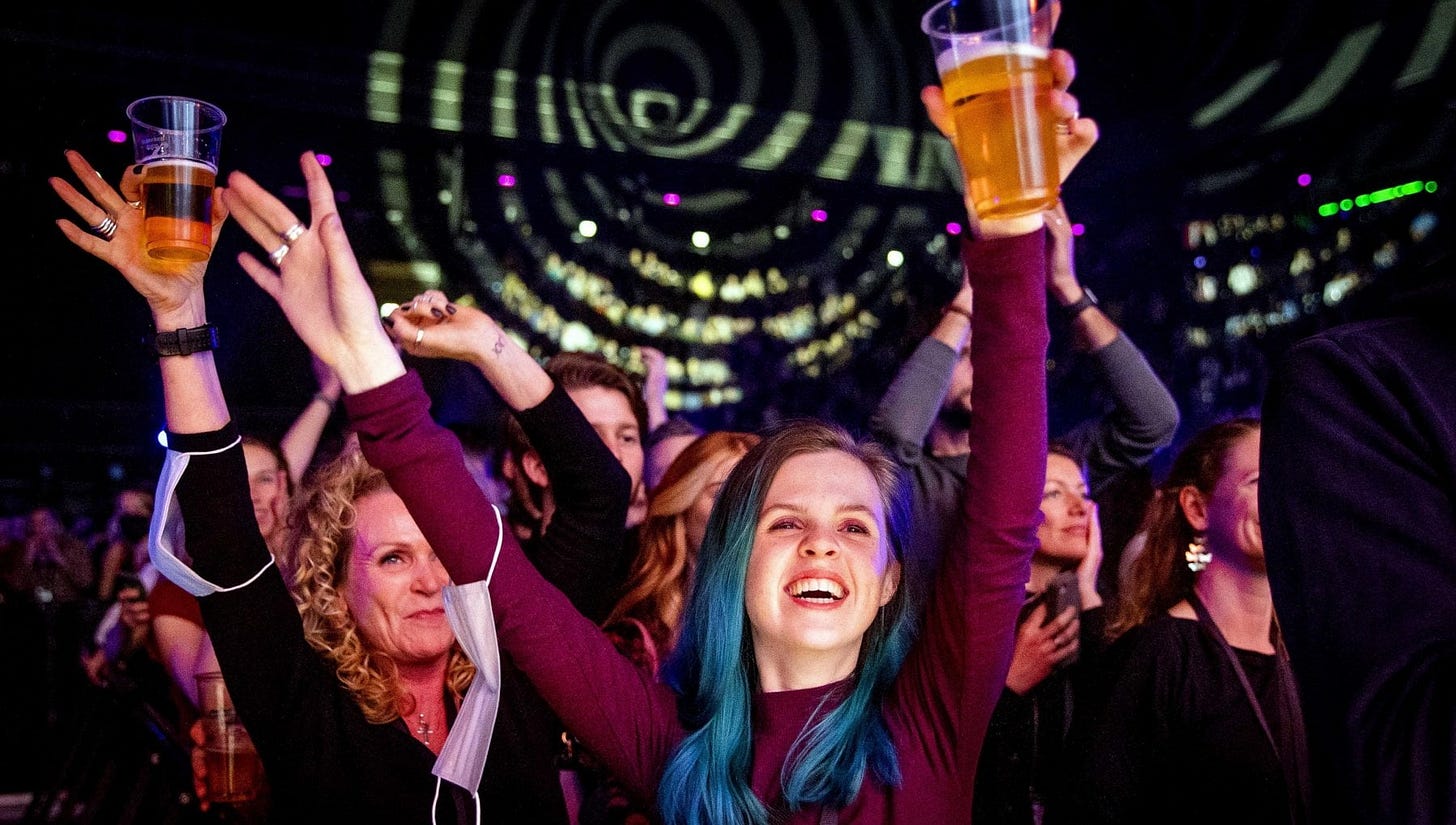 Amsterdam, si balla in discoteca senza distanza. Ma è un esperimento  scientifico sul Covid - la Repubblica