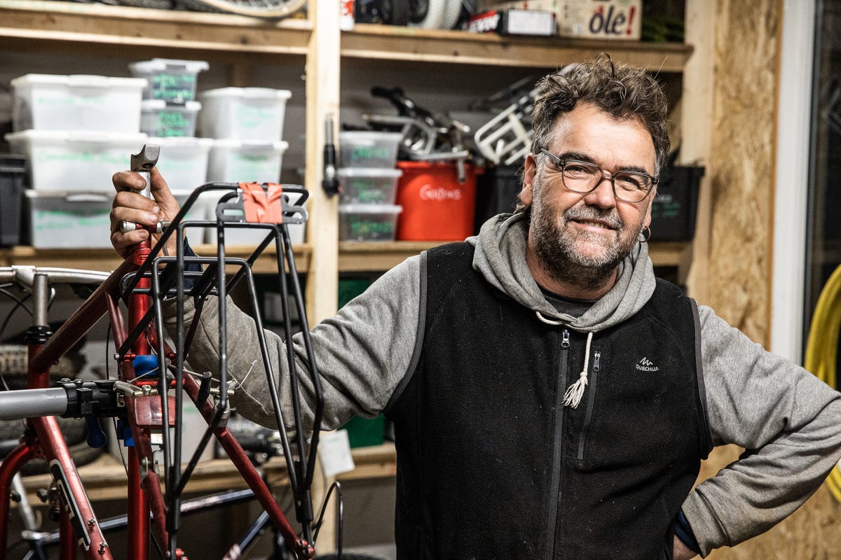 Un benevole mecanicien velo