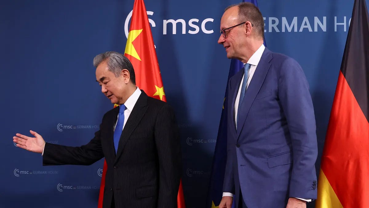 德國總理梅爾茨訪問中國。圖為梅爾茨在慕尼黑安全會議期間與中國外交部長王毅會面。（美聯社）