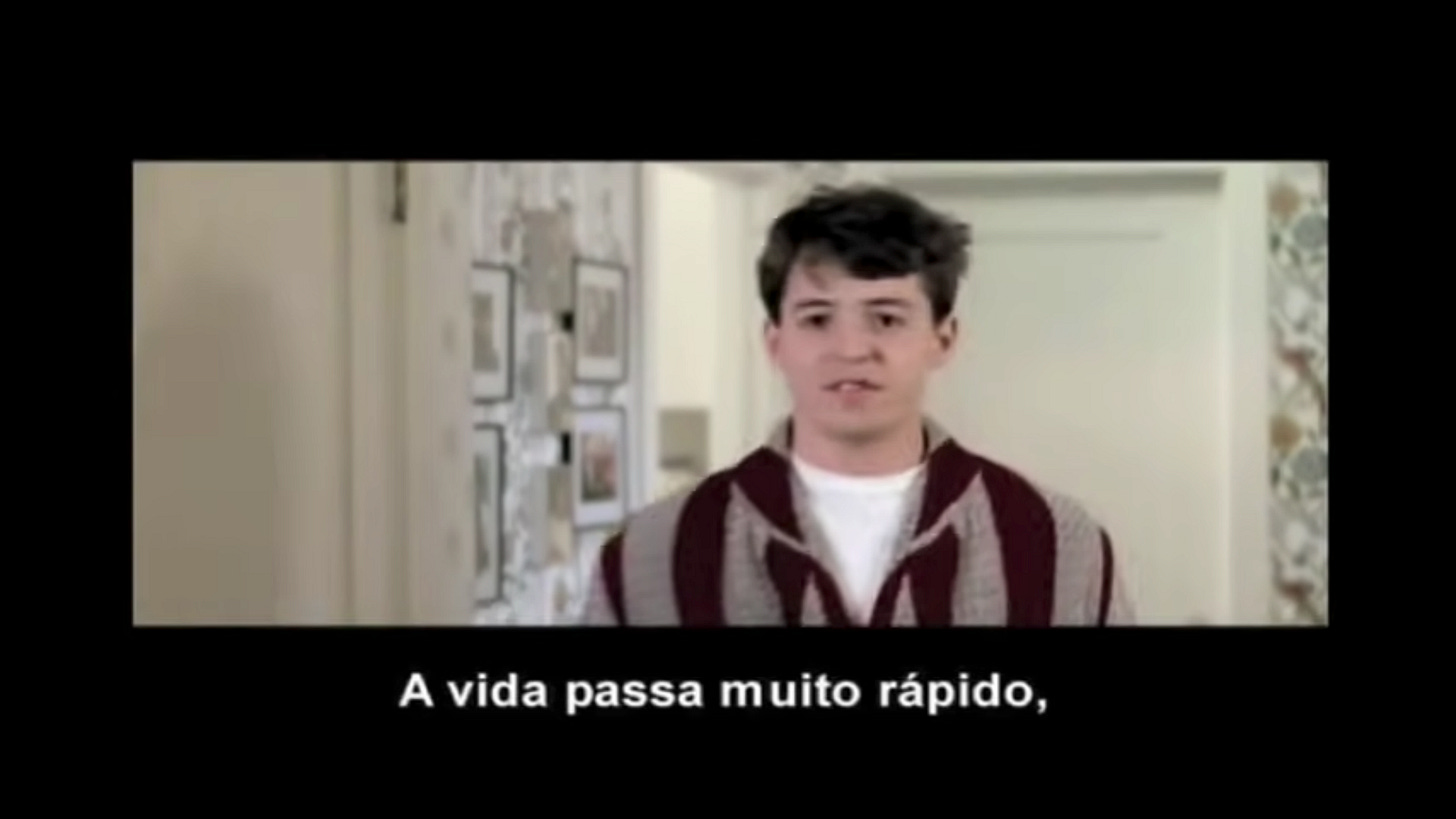 Cena de Curtindo a Vida Adoidado em que Ferris Bueller diz “A vida passa muito rápido, se você não parar e olhar ao redor de vez em quando, você pode perdê-la”.