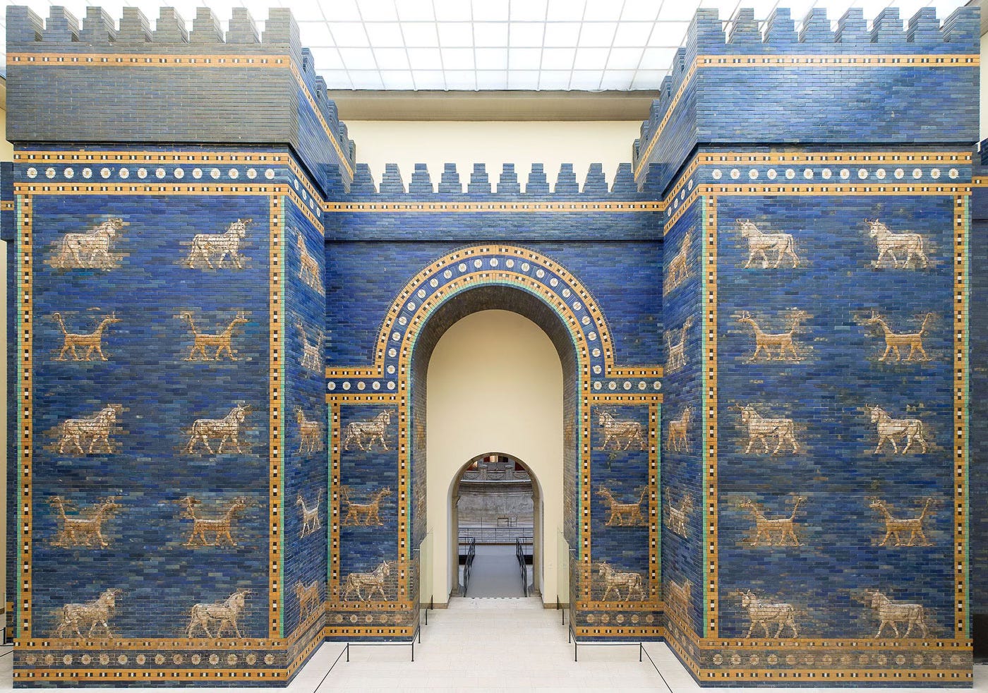 Ischtartor im Pergamonmuseum © Staatliche Museen zu Berlin; Olaf Tessmer. Ischtartor im Pergamonmuseum © Staatliche Museen zu Berlin; Olaf Tessmer.