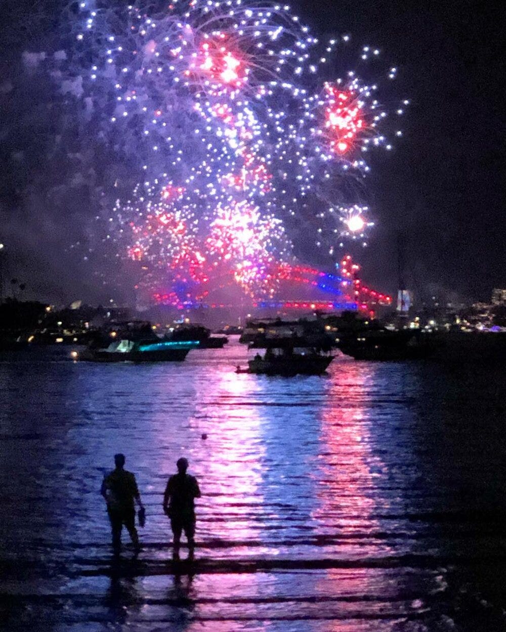 Gorgeous shot of the fireworks over the Harbour bridge Gorgeous shot of the fireworks over the Harbour bridge