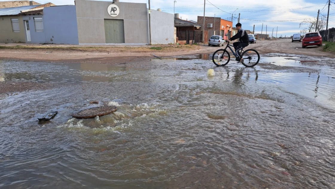 Indignación y preocupación por una importante pérdida de agua en el barrio 5 de Abril