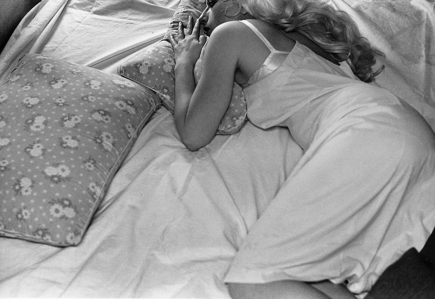 《Untitled Film Still #52》|來源:The Broad(Cindy Sherman / Metro Pictures 作品圖) 《Untitled Film Still #52》|來源:The Broad(Cindy Sherman / Metro Pictures 作品圖)