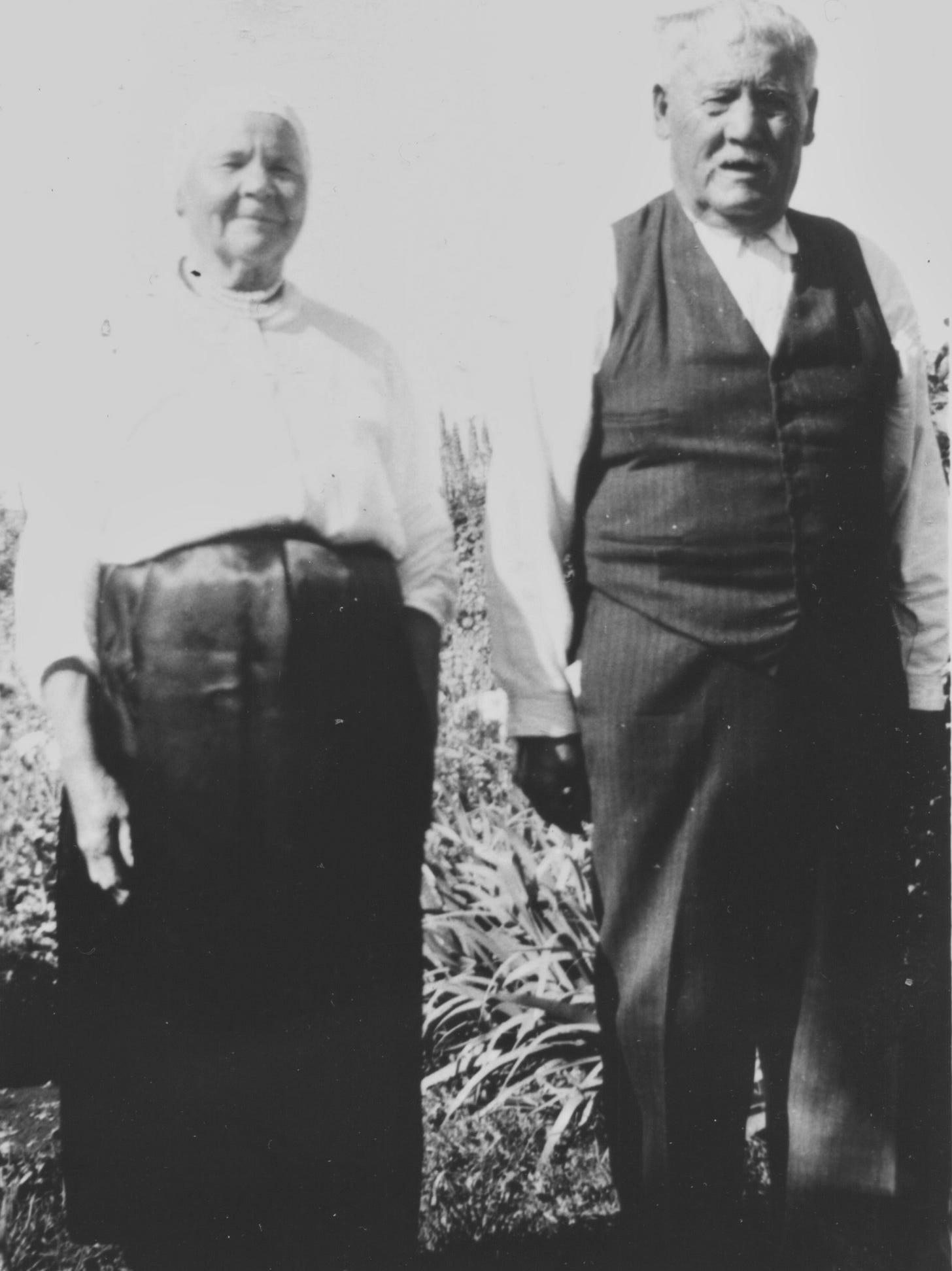 A person and person standing together

Description automatically generated