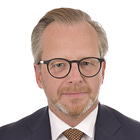 Nu trampar Damberg i klaveret – igen