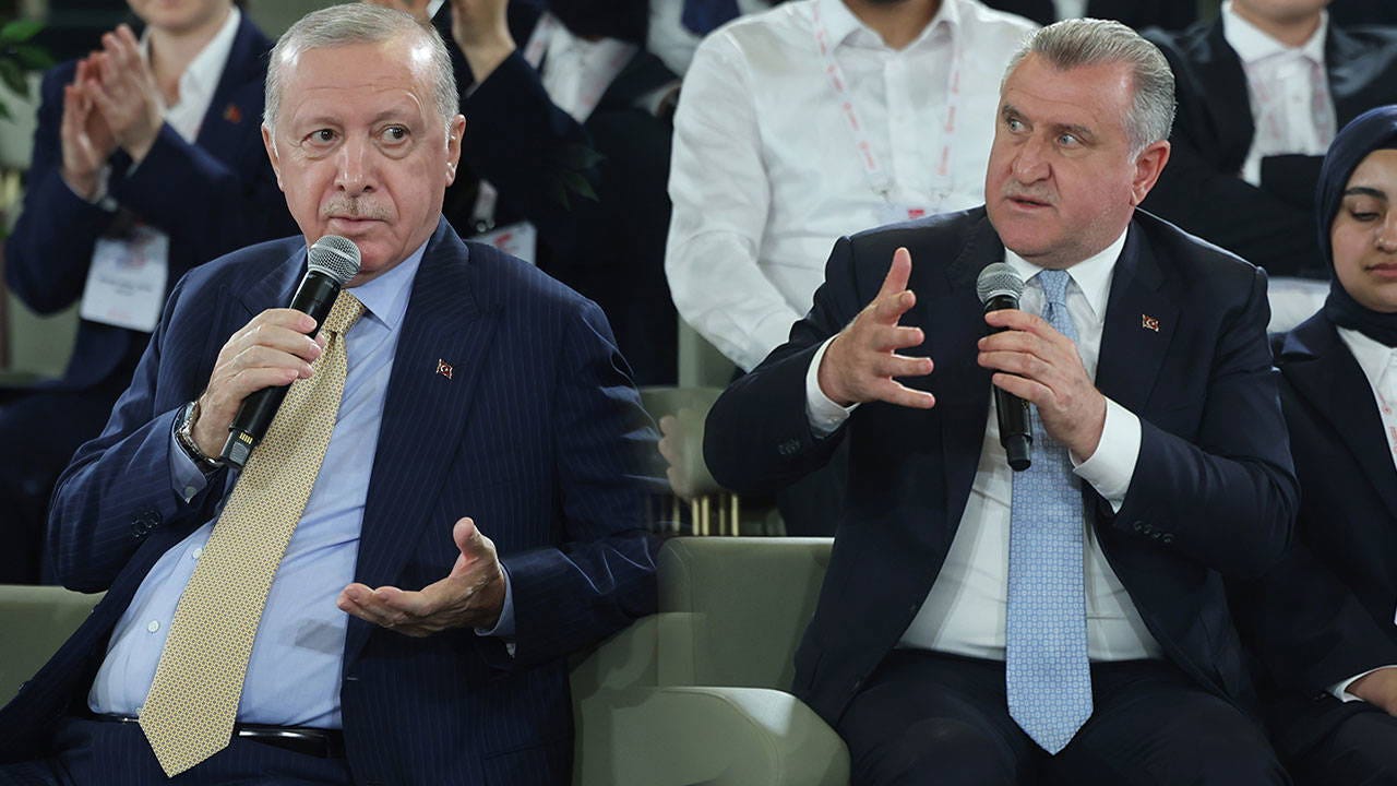 Gençlik ve Spor Bakanı Osman Aşkın Bak'ın yorumunu beğenmedi: Erdoğan anında müdahale edip uyarıda bulundu Gençlik ve Spor Bakanı Osman Aşkın Bak'ın yorumunu beğenmedi: Erdoğan anında müdahale edip uyarıda bulundu