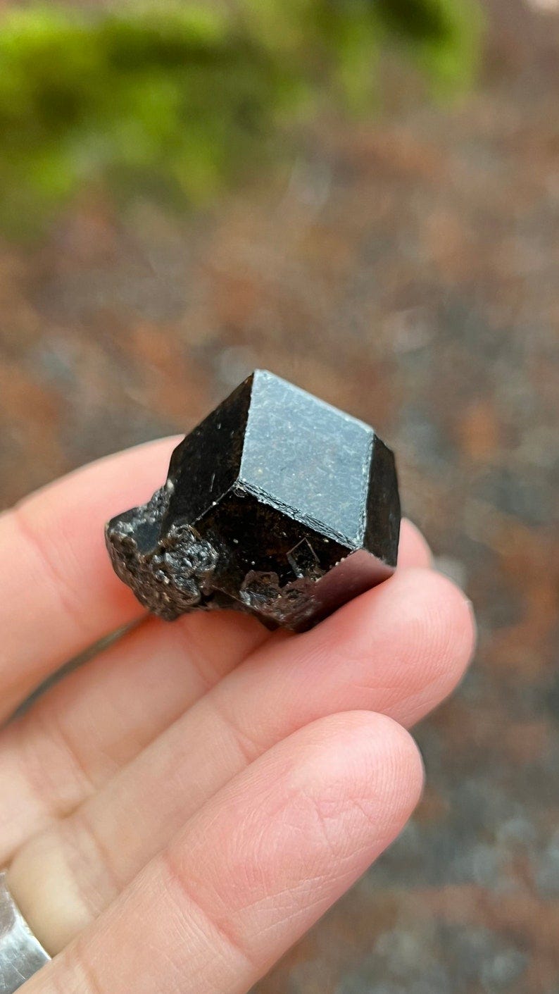 lide mélanote Melanite: The Dark Garnet