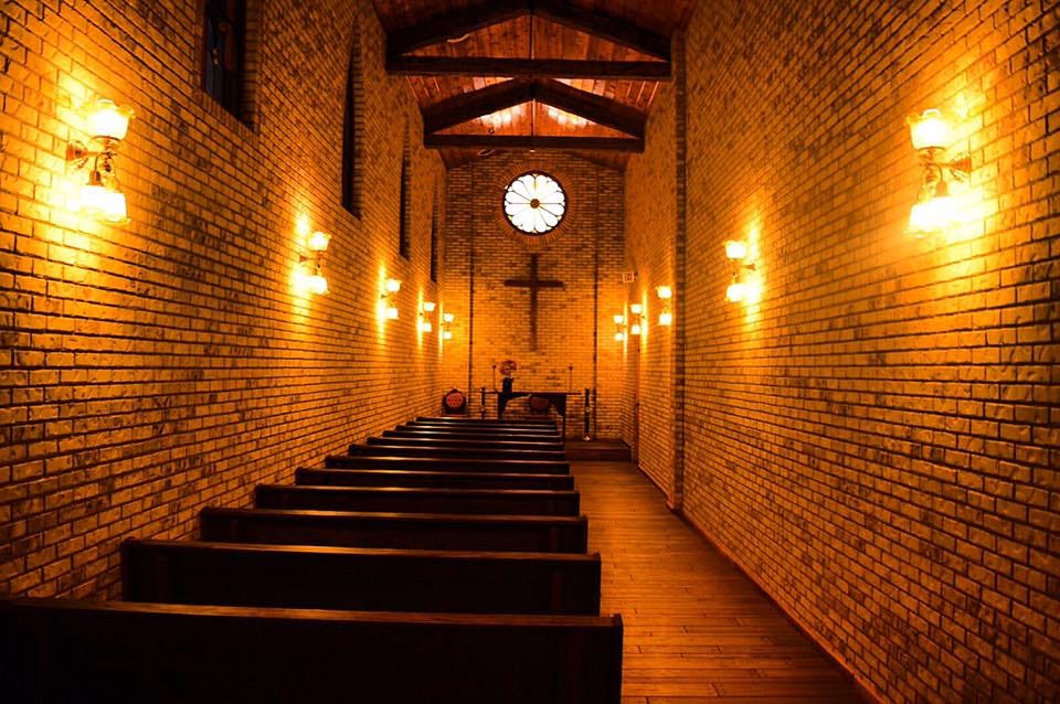 Photo: Connor Cunningham / Wikimedia Commons (CC BY-SA 4.0) Wall Drug Store, Travelers Chapel, Wall (South Dakota).