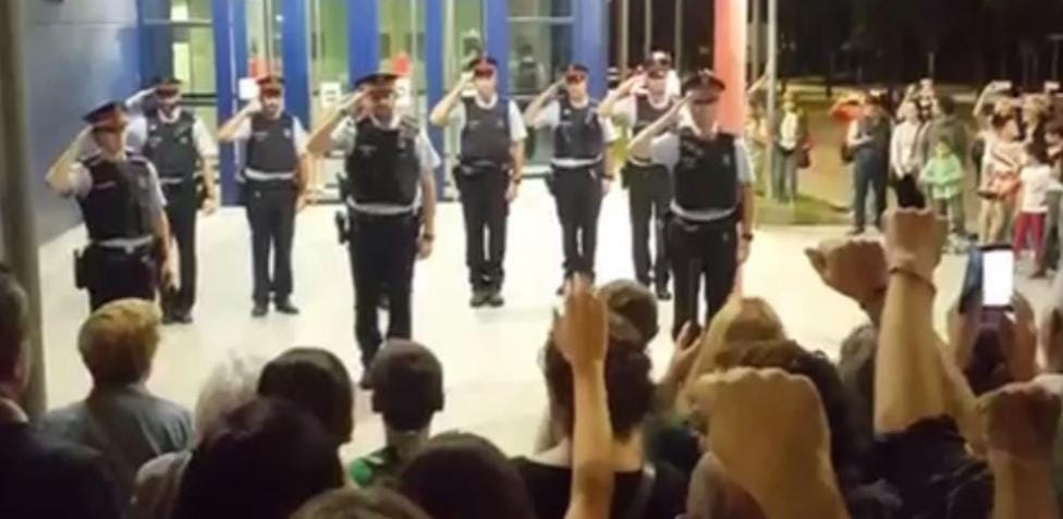 Mataró agradece la labor de los Mossos cantando Els Segadors en la comisaría