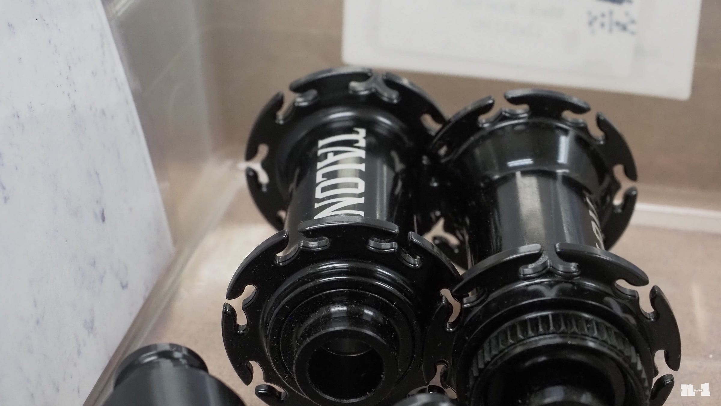 Berd spoke hooked hub flanges