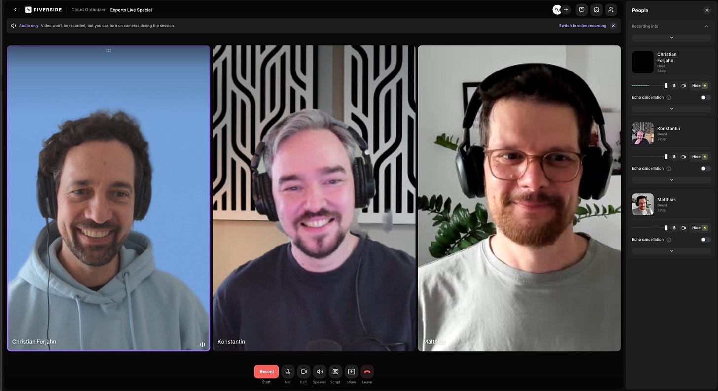 Drei Männer in einer Online-Podcast-Aufnahme mit Headsets. Links Christian mit blauem Hintergrund und Kapuzenpullover, in der Mitte Konstantin vor grafischem Schwarz-Weiß-Hintergrund, rechts Matthias mit Brille und Pflanzen im Hintergrund. Alle drei lächeln. Die Aufnahme läuft über die Plattform „Riverside“, im oberen Bereich ist der Titel „Experts Live Special“ zu sehen.