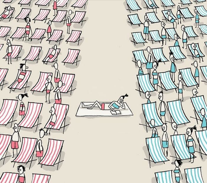 #descrevemospravocê Nesta imagem em estilo de ilustração, vemos uma cena de praia organizada de forma simétrica e com um traço simples, com fundo em tom bege claro, representando a areia. Há duas grandes fileiras de cadeiras de praia reclináveis, formando dois blocos distintos: à esquerda, cadeiras com listras vermelhas e brancas, e à direita, cadeiras com listras azuis e brancas. Várias pessoas estão de pé ou sentadas nessas cadeiras, vestindo roupas de banho que seguem o padrão de cores do bloco em que estão: as pessoas no lado esquerdo usam roupas em tons de vermelho, enquanto as do lado direito usam roupas em tons de azul. No centro, há um amplo corredor de areia sem cadeiras, onde uma única pessoa está deitada em uma toalha branca, lendo um livro. Ela usa uma camiseta azul clara e uma sunga vermelha, formando um contraste com a separação rígida das cores dos blocos de cadeiras. A pessoa está posicionada de forma relaxada, com uma perna esticada e a outra dobrada, apoiando a cabeça em uma das mãos enquanto lê. O desenho transmite a sensação de organização rígida, destacando o personagem central como alguém que ocupa o espaço neutro de forma independente em meio aos grupos organizados, sugerindo um momento de tranquilidade e foco pessoal em meio a uma multidão alinhada. #descrevemospravocê Nesta imagem em estilo de ilustração, vemos uma cena de praia organizada de forma simétrica e com um traço simples, com fundo em tom bege claro, representando a areia. Há duas grandes fileiras de cadeiras de praia reclináveis, formando dois blocos distintos: à esquerda, cadeiras com listras vermelhas e brancas, e à direita, cadeiras com listras azuis e brancas. Várias pessoas estão de pé ou sentadas nessas cadeiras, vestindo roupas de banho que seguem o padrão de cores do bloco em que estão: as pessoas no lado esquerdo usam roupas em tons de vermelho, enquanto as do lado direito usam roupas em tons de azul. No centro, há um amplo corredor de areia sem cadeiras, onde uma única pessoa está deitada em uma toalha branca, lendo um livro. Ela usa uma camiseta azul clara e uma sunga vermelha, formando um contraste com a separação rígida das cores dos blocos de cadeiras. A pessoa está posicionada de forma relaxada, com uma perna esticada e a outra dobrada, apoiando a cabeça em uma das mãos enquanto lê. O desenho transmite a sensação de organização rígida, destacando o personagem central como alguém que ocupa o espaço neutro de forma independente em meio aos grupos organizados, sugerindo um momento de tranquilidade e foco pessoal em meio a uma multidão alinhada.
