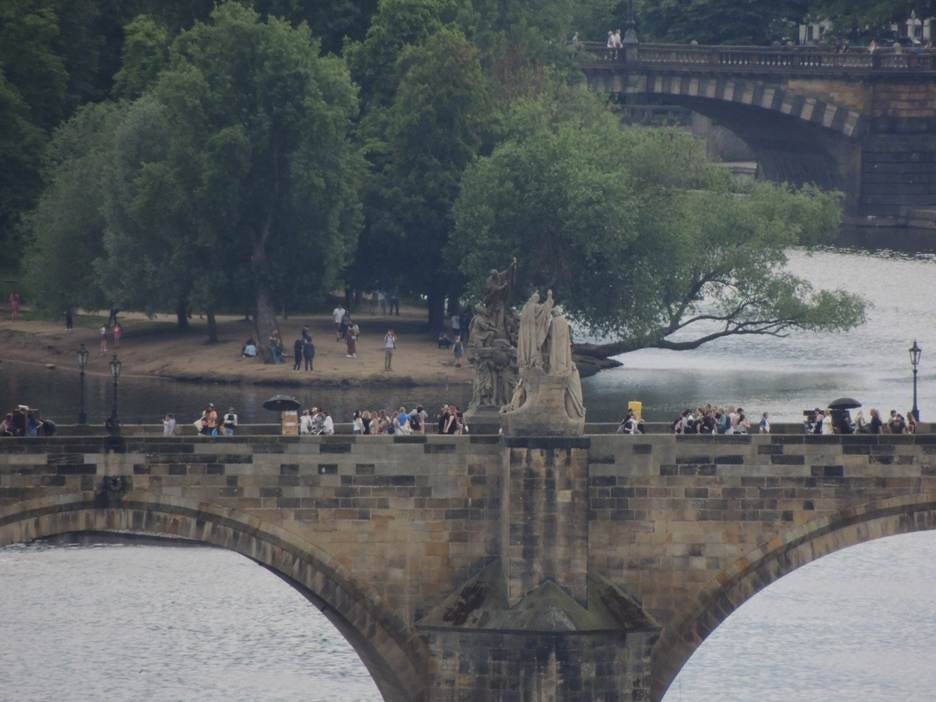 A bridge with people on it

AI-generated content may be incorrect.