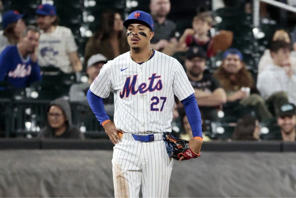 Mark Vientos reacts dejectedly after making a key throwing error in the fifth inning of the Mets' 4-2 loss to the Marlins.