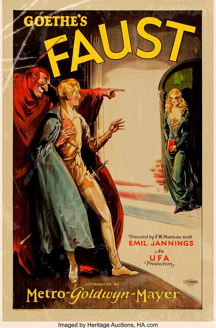 El póster muestra una imagen de la película "Fausto" de F.W. Murnau, centrada en el personaje de Fausto, interpretado por Gösta Ekman. Fausto, un sabio alquimista, se ve envuelto en una lucha interna entre su ambición desmedida y su responsabilidad moral. La imagen refleja la ironía trágica del pacto que Fausto establece con Mefisto, interpretado por Emil Jannings, donde su alma se intercambia por la gloria y el placer mundano. Fausto se eleva sobre un paisaje encantado, simbolizando su ambición y su creciente desconexión de la humanidad. La imagen invita a reflexionar sobre la naturaleza del deseo y la responsabilidad, explorando las complejas emociones a través de su lenguaje visual.