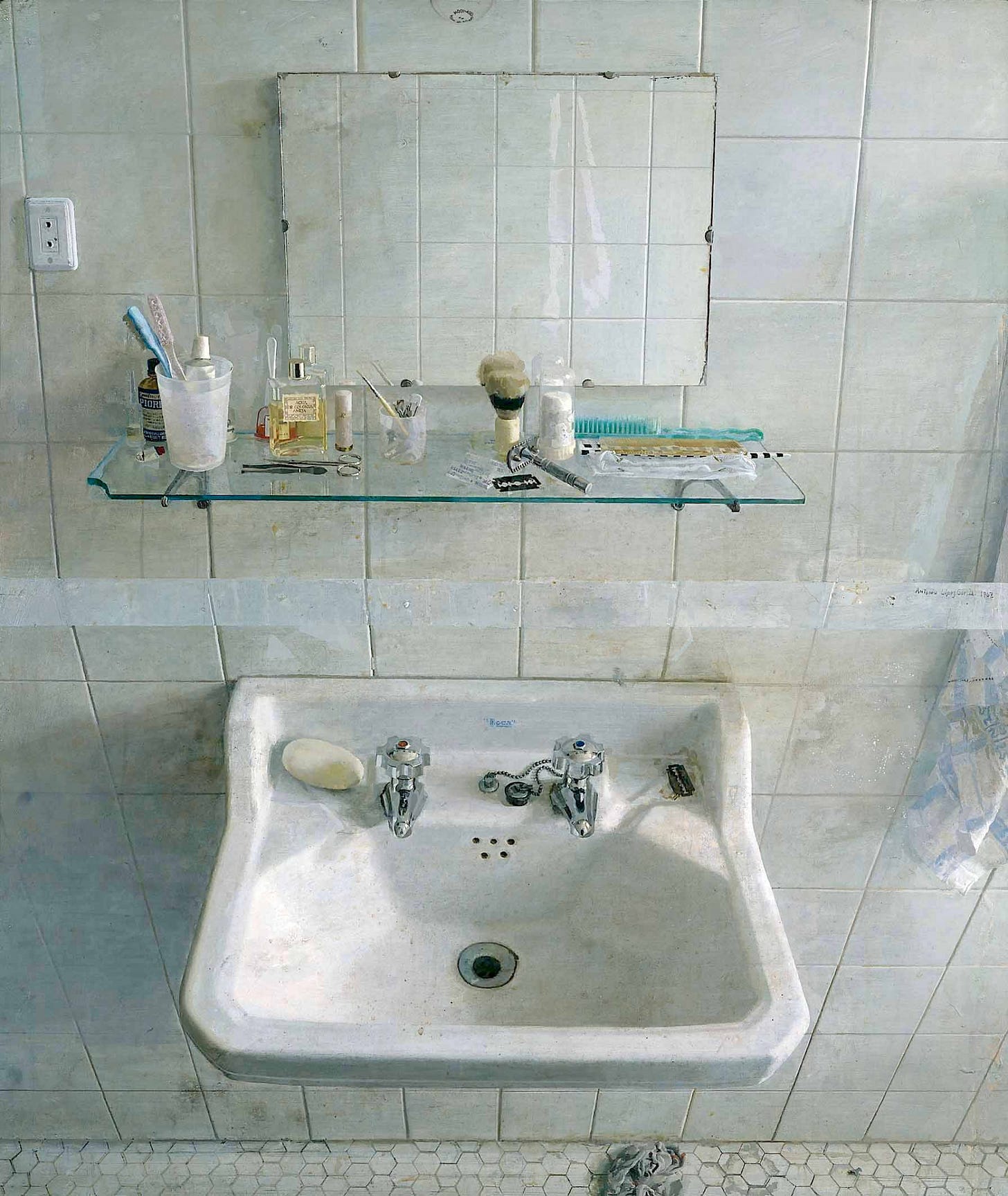 Dipinto iperrealista che mostra un lavandino bianco incassato tra piastrelle chiare. Sopra al lavandino si trova una mensola in vetro con oggetti da bagno: un bicchiere di plastica con spazzolini, flaconi di profumo, un pennello da barba, un rasoio. Sopra la mensola c’è uno specchio senza cornice, in parte danneggiato. A sinistra, un interruttore e un’altra parete piastrellata.