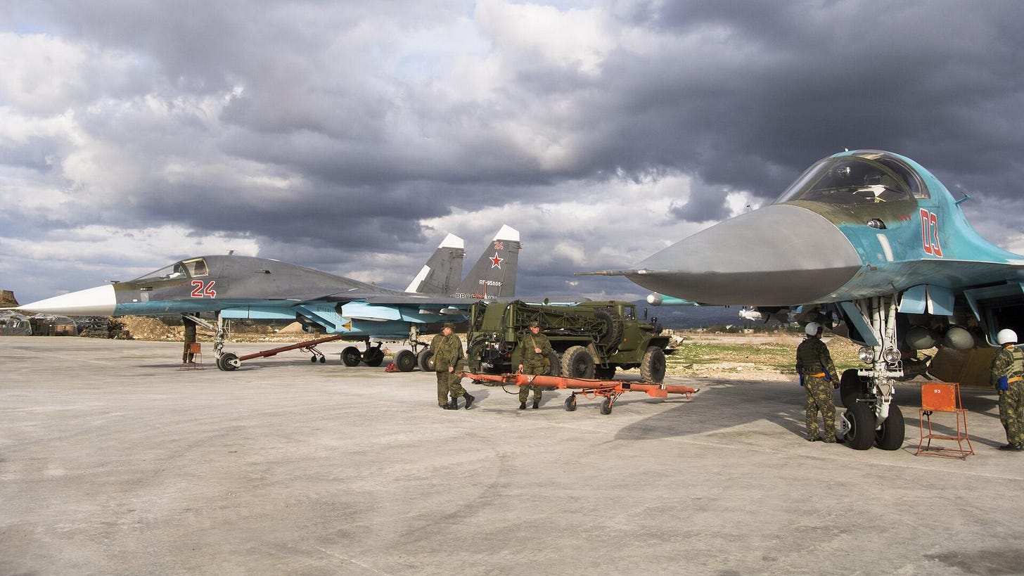 A pair of Russian Su-34 bombers are being readied for action at Hemeimeem air base in Syria on Wednesday Jan. 20, 2016 - Sputnik International, 1920, 02.12.2024
