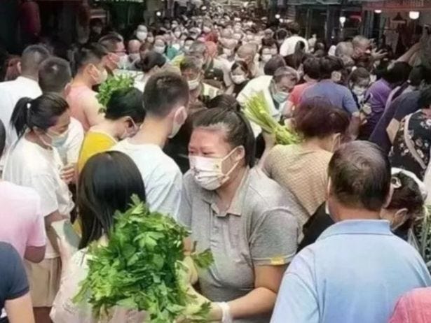 Panicked residents pack the shopping streets of Chengdu Panicked residents pack the shopping streets of Chengdu