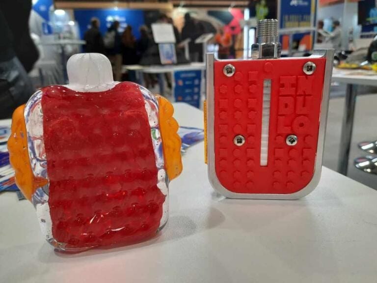 Deux pedales en verre rouges