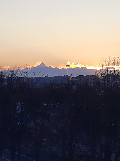 il Monviso al tramonto catturato in foto dalla passerella del Lingotto a Torino il Monviso al tramonto catturato in foto dalla passerella del Lingotto a Torino