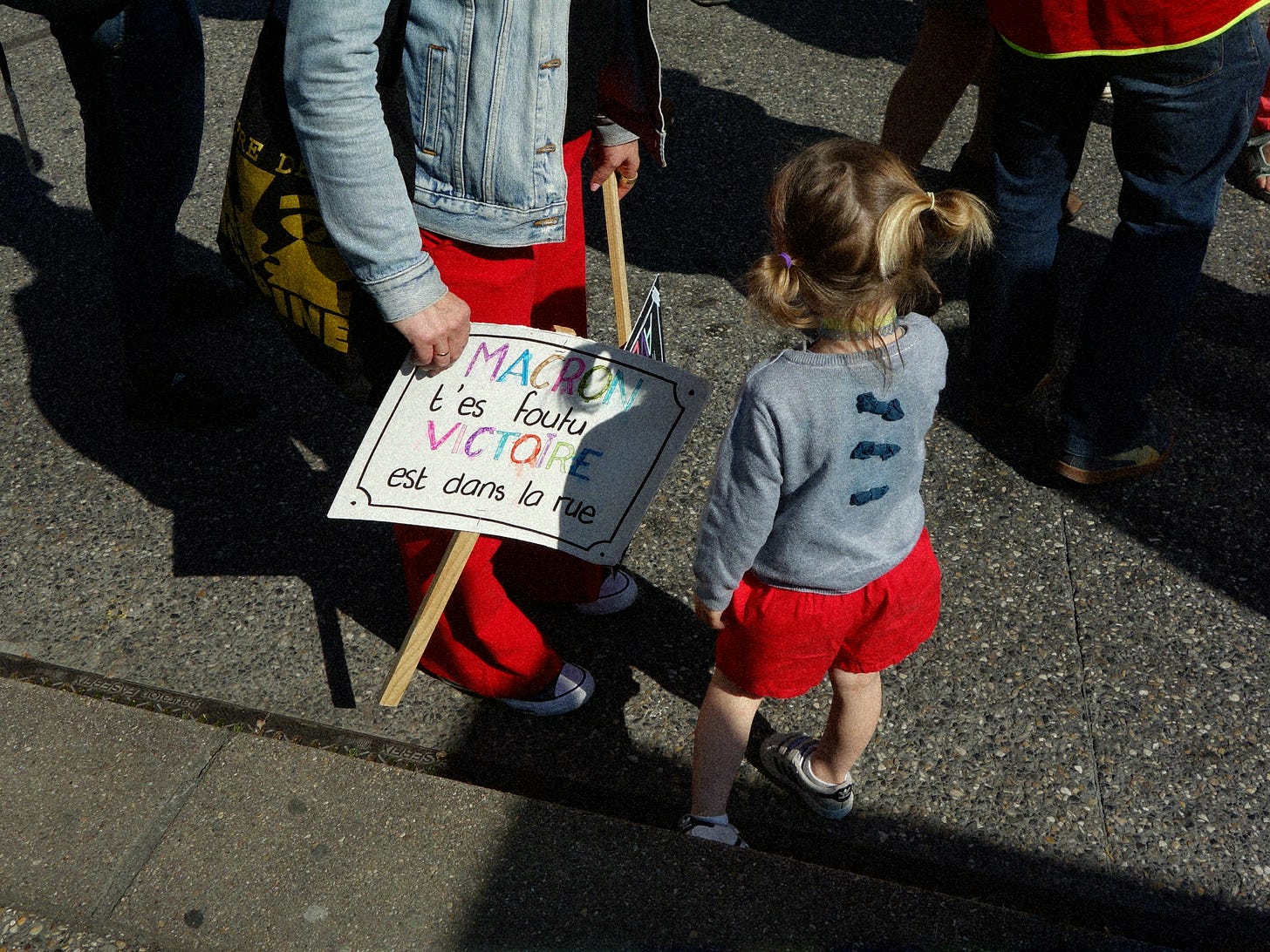 Pancarte anti macron à Annecy pour le 1er mai, tenue par une mére et sa fille Pancarte anti macron à Annecy pour le 1er mai, tenue par une mére et sa fille