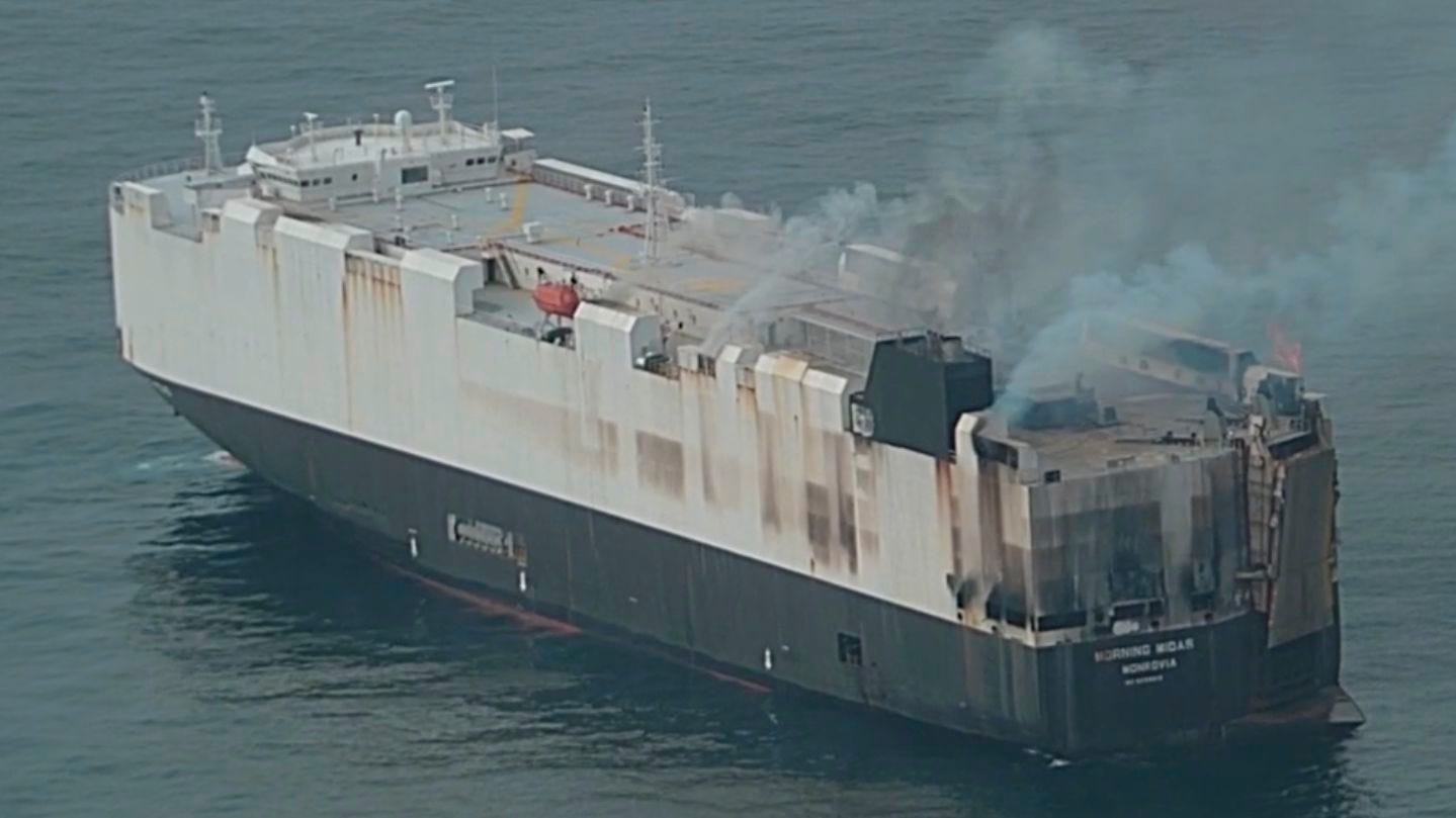 Le car carrier Morning Midas toujours à flot deux jours après son ... Le car carrier Morning Midas toujours à flot deux jours après son ...