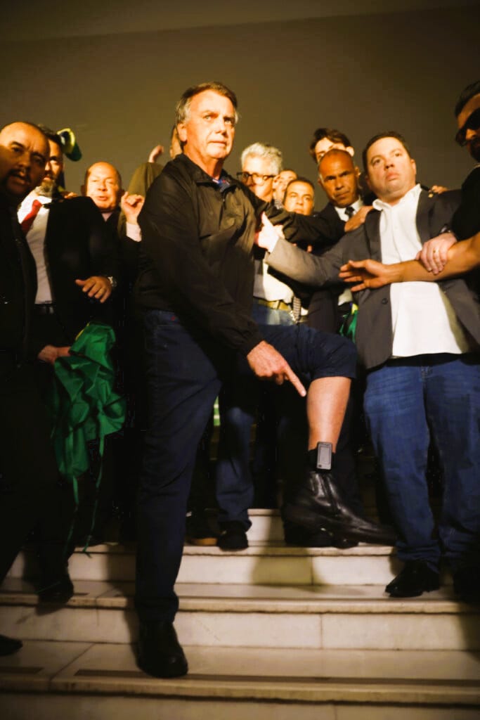 Grupo de pessoas em pé O conteúdo gerado por IA pode estar incorreto. Grupo de pessoas em pé O conteúdo gerado por IA pode estar incorreto.