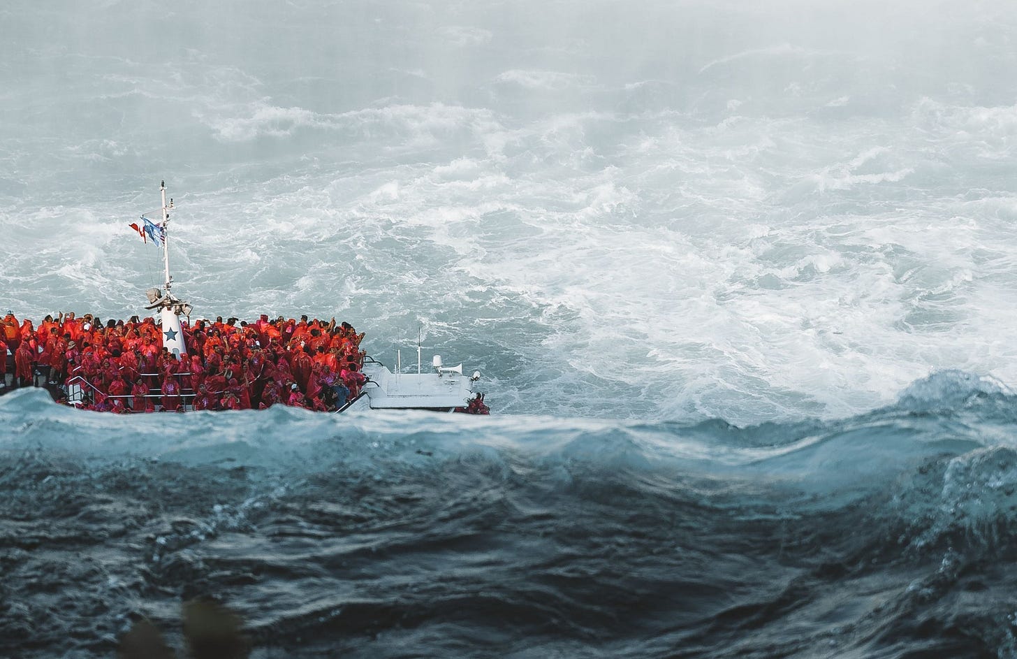 Bateau dans des vagues énormes