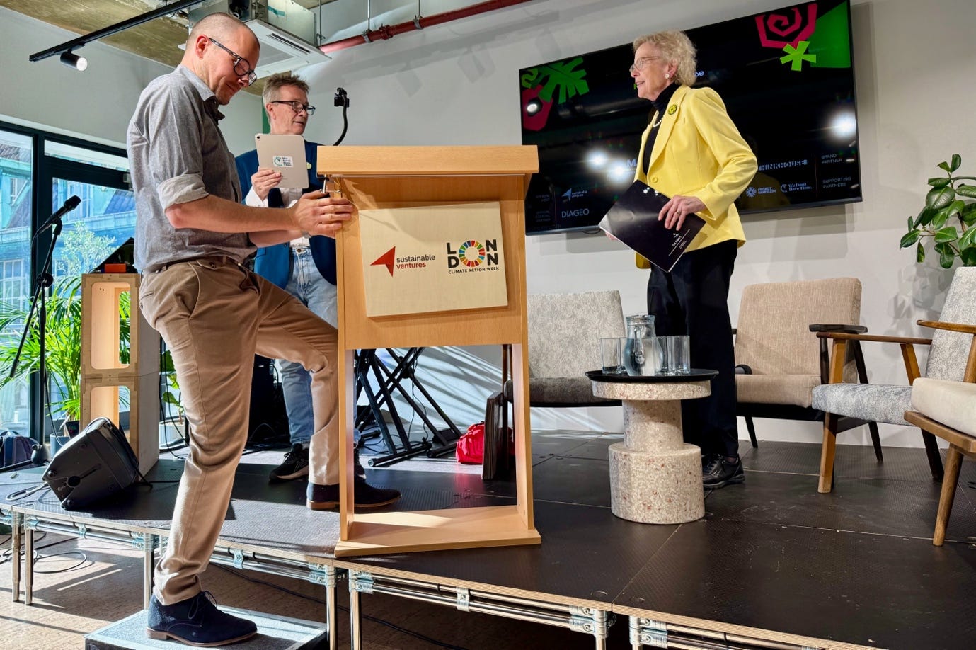 A person standing on a podium

AI-generated content may be incorrect.