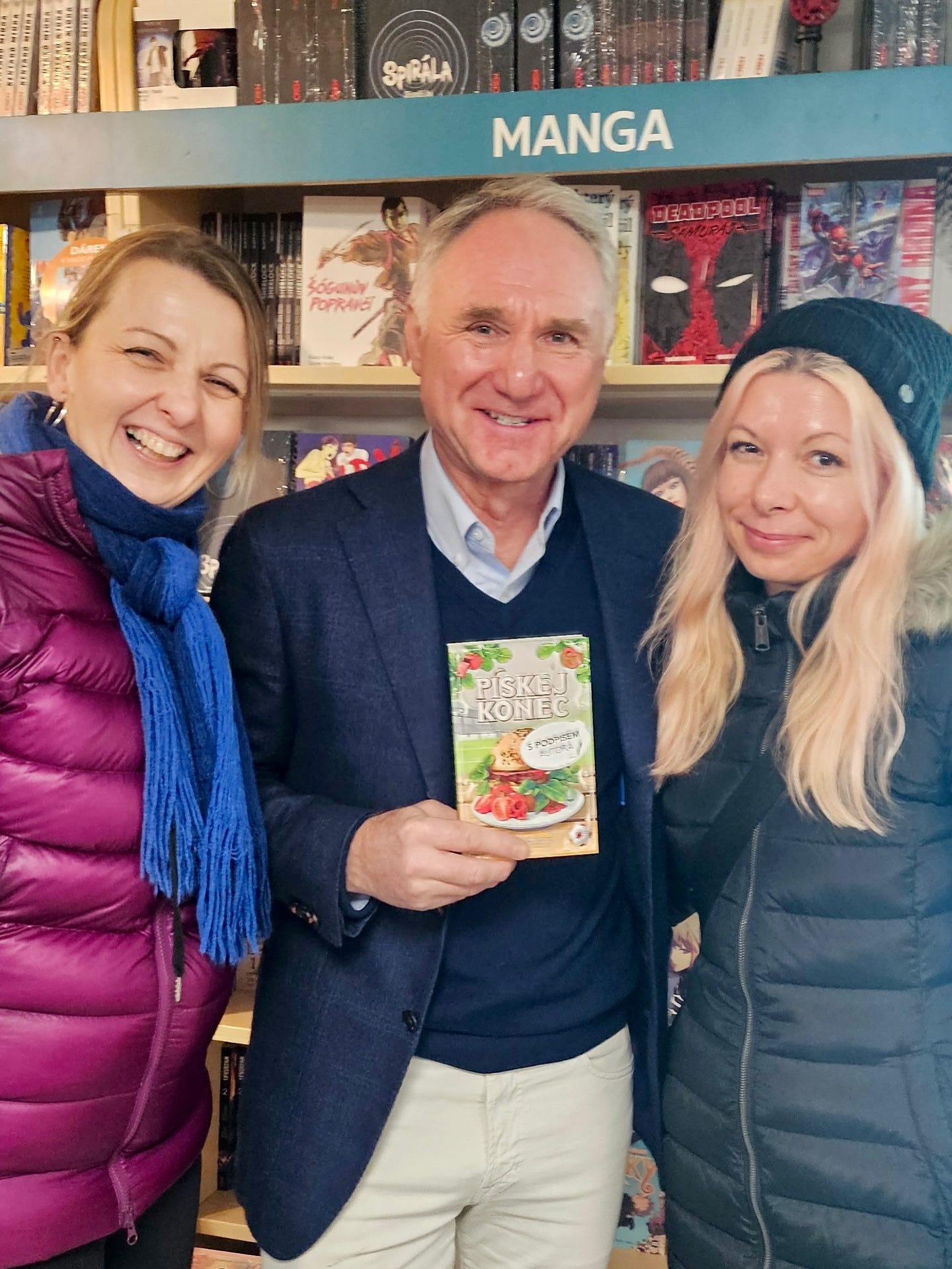 Může jít o obrázek jeden člověk nebo víc lidí a text