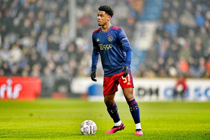 Jorrel Hato (16) maakt indruk bij Ajax: 'Had nog snel kaarten geregeld voor  mijn vader, broer en vrienden' | Nederlands voetbal | tubantia.nl