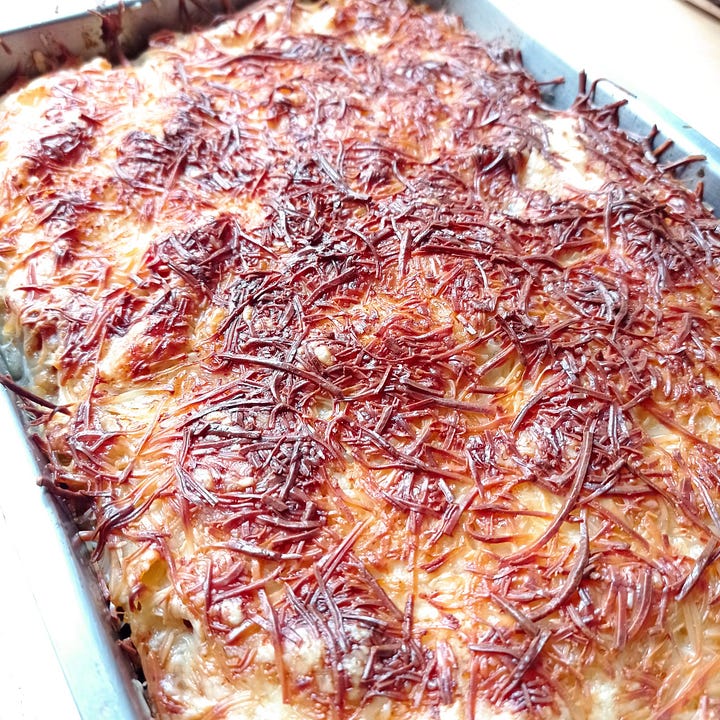 imatge d'una safata amb els macarrons abans de gratinar i la segona imatge ja gratinats