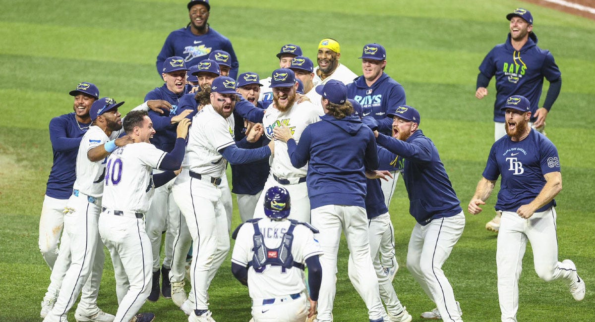 Los jugadores de Tampa Bay se lanzan al festejo después de conseguir su boleto a la Serie Mundial Los jugadores de Tampa Bay se lanzan al festejo después de conseguir su boleto a la Serie Mundial