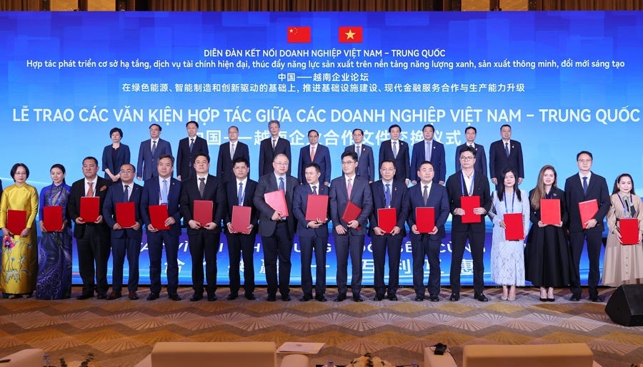 Thủ tướng và các đại biểu đã chứng kiến lễ trao 9 biên bản ghi nhớ hợp tác giữa các doanh nghiệp hai nước - Ảnh: VGP Thủ tướng và các đại biểu đã chứng kiến lễ trao 9 biên bản ghi nhớ hợp tác giữa các doanh nghiệp hai nước - Ảnh: VGP