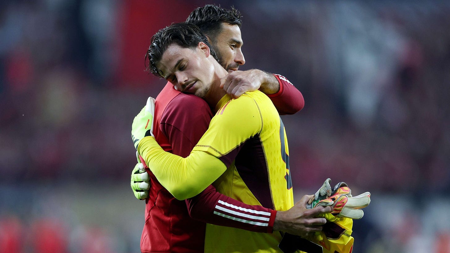 L'errore decisivo di Svilar: il migliore in campo tradisce la Roma, l'abbraccio con Rui Patricio | Goal.com Italia L'errore decisivo di Svilar: il migliore in campo tradisce la Roma, l'abbraccio con Rui Patricio | Goal.com Italia