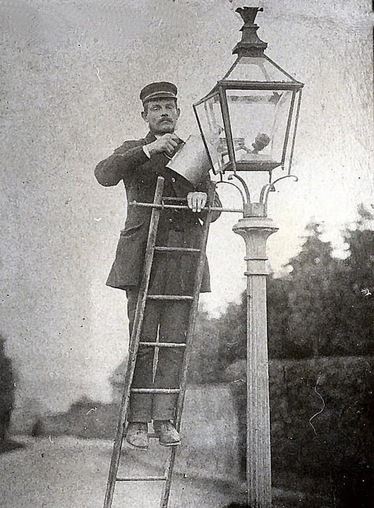 A lamplighter (1890-1910s) : r/TheWayWeWere A lamplighter (1890-1910s) : r/TheWayWeWere
