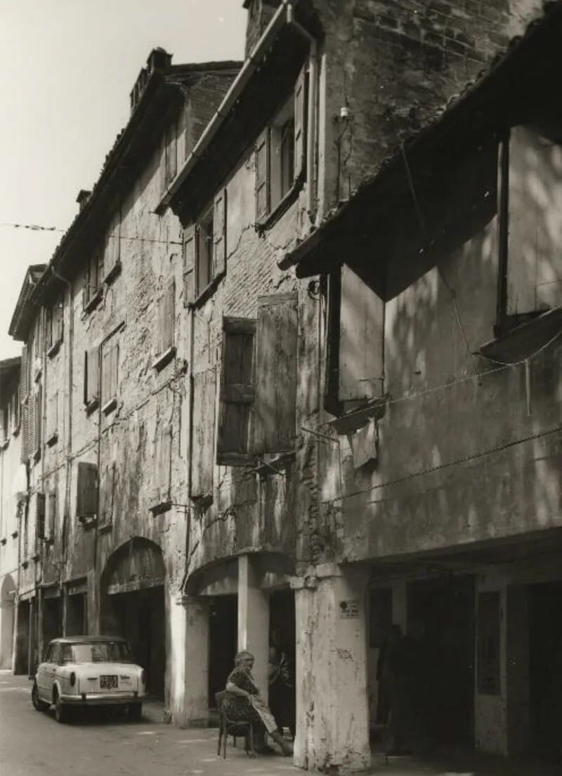 Fotografía antigua de edificios con pórticos en Bolonia