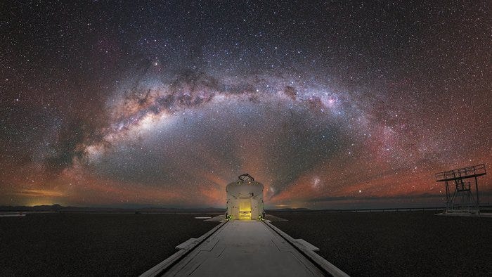 Milky Way behind a VLT Auxiliary Telescope Milky Way behind a VLT Auxiliary Telescope