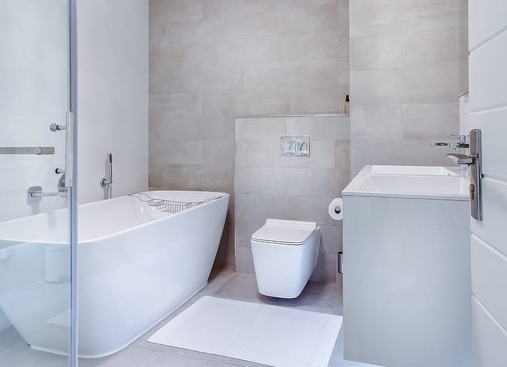Royalty-Free photo: White ceramic bath tub near toiley | PickPik Royalty-Free photo: White ceramic bath tub near toiley | PickPik