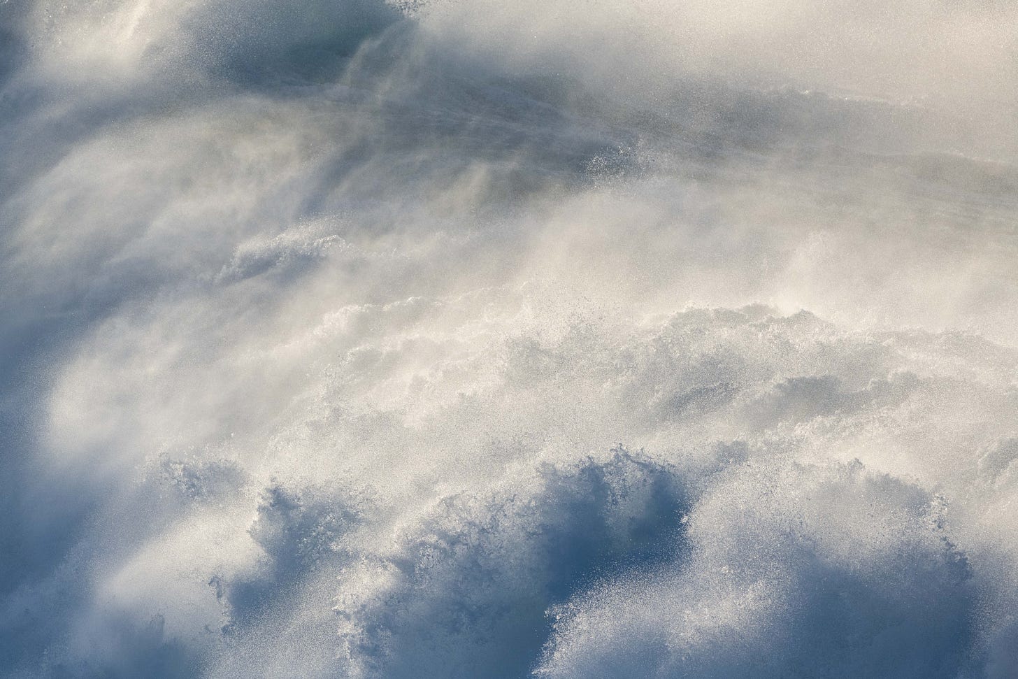 Clouds of sae spray over breaking waves