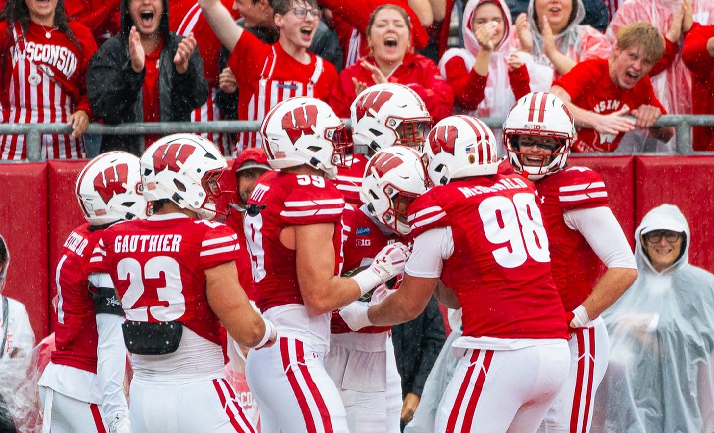 Wisconsin Badgers players celebrate after Donovan Dunmore returns a blocked kick for a TD vs. Eastern Michigan