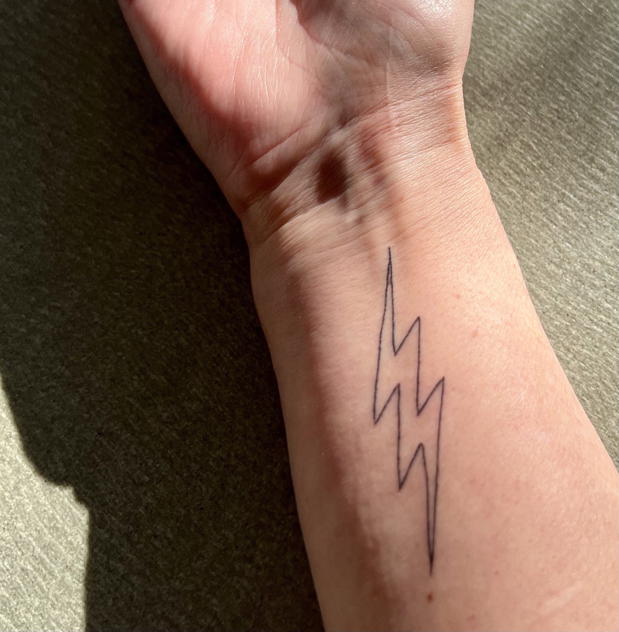 A symbol of strength honesty and integrity that can be made into a tattoo  on Craiyon, image size:2087x2131