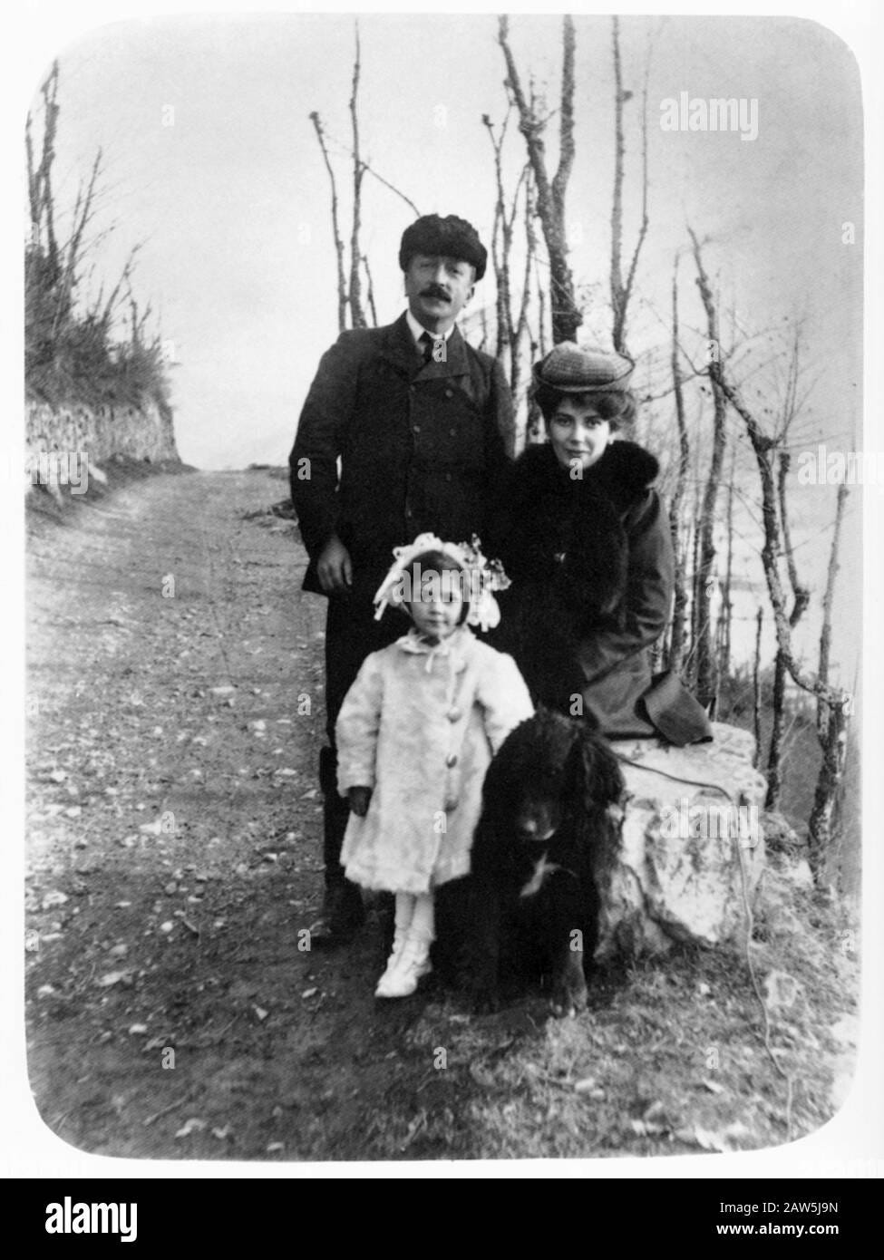 1909 ca, MILANO , ITALY : The celebrated italian woman writer , novelist ,  poet and journalist LALLA ROMANO ( 1906 - 2001 ) when was a child with fa  Stock Photo - Alamy