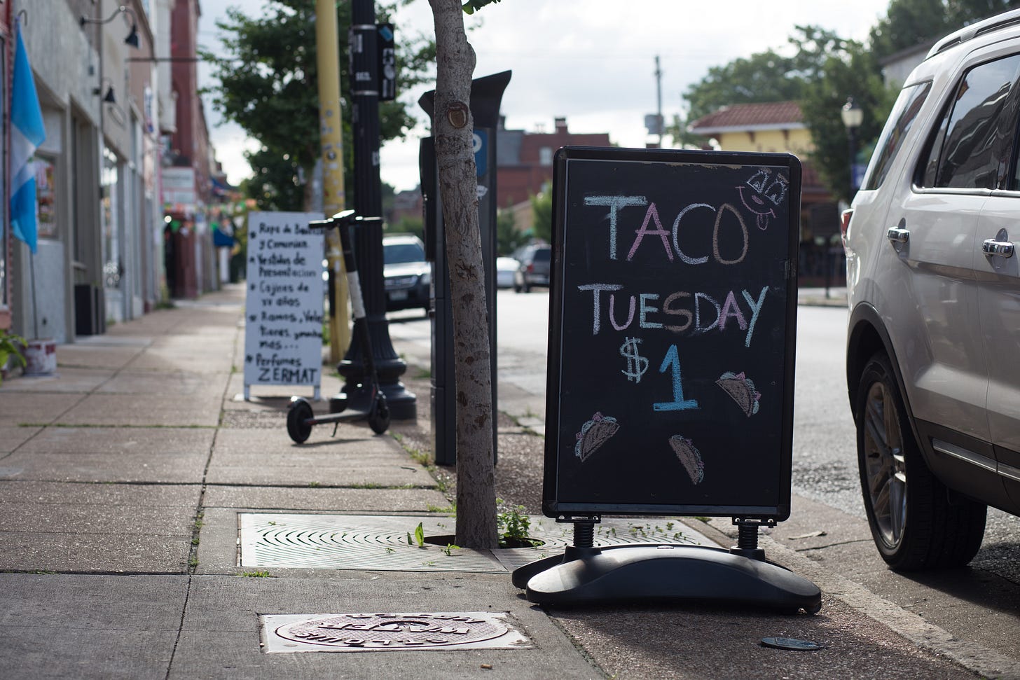 https://upload.wikimedia.org/wikipedia/commons/6/68/Taco_Tuesday_%2848351551691%29.jpg https://upload.wikimedia.org/wikipedia/commons/6/68/Taco_Tuesday_%2848351551691%29.jpg