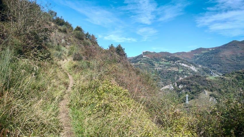 Sendero estrecho al borde de un barranco