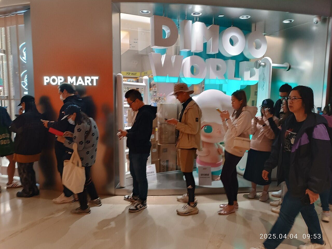 香港將軍澳 Pop Mart 門市外排隊人潮|來源:LapGaNaiom Bimdio / Wikimedia Commons(CC0) 香港將軍澳 Pop Mart 門市外排隊人潮|來源:LapGaNaiom Bimdio / Wikimedia Commons(CC0)