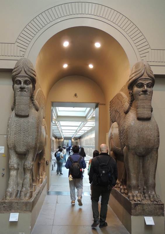 A group of people walking in a museum

AI-generated content may be incorrect.