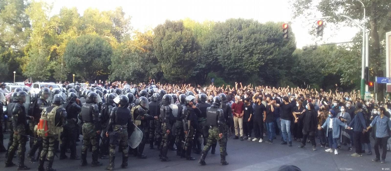 در سه روز پایانی شهریورماه، دهها هزار نفر در شهرهای مختلف ایران در اعتراض به قتل ژینا مهسا امینی به خیابانها رفتند. حکومت جمهوری اسلامی نیز با تمامی ابزار سرکوب به مقابله با معترضان پرداخت. در سه روز پایانی شهریورماه، دهها هزار نفر در شهرهای مختلف ایران در اعتراض به قتل ژینا مهسا امینی به خیابانها رفتند. حکومت جمهوری اسلامی نیز با تمامی ابزار سرکوب به مقابله با معترضان پرداخت.